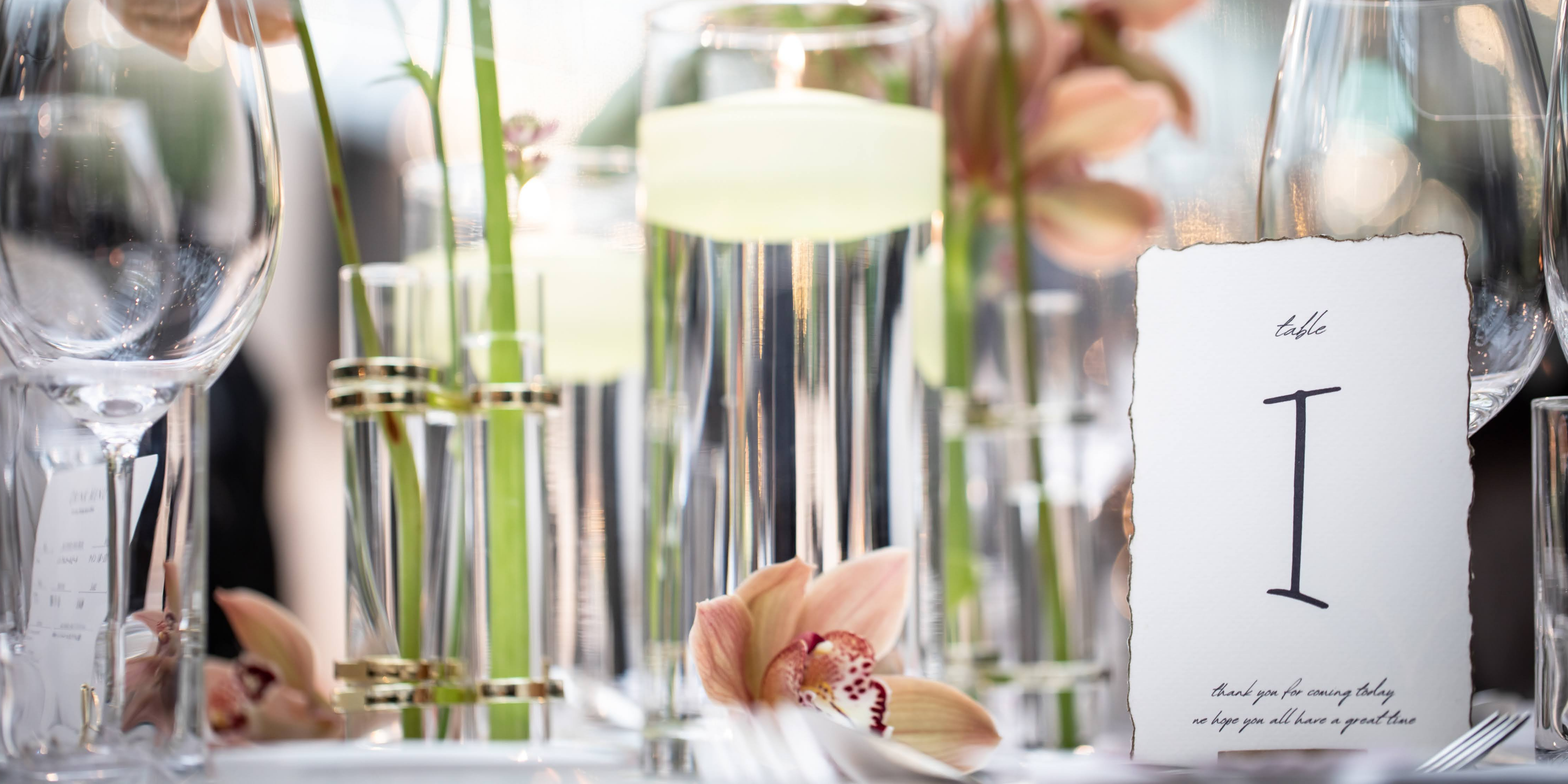 結婚式当日のテーブルナンバーと装花
